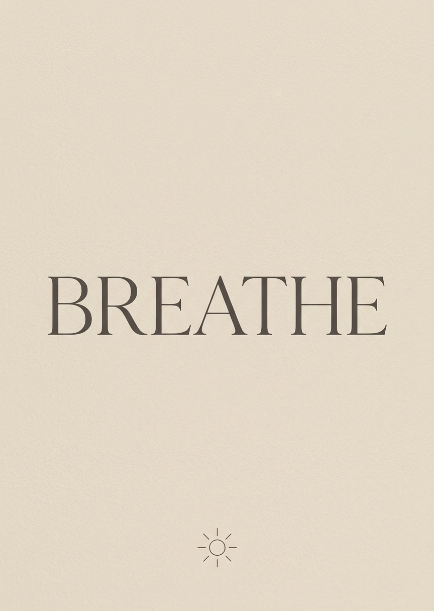 Minimalistisk vit typografiposter med texten Breathe i svart versal stil för en harmonisk och rogivande känsla.