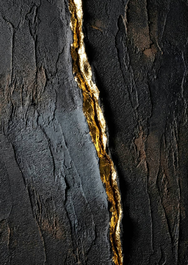 Närbild av mörk texturerad putsyta med en oregelbunden spricka fylld med glänsande guld. Japansk Kintsugi-stil, med skuggor som framhäver djup och ojämnheter.