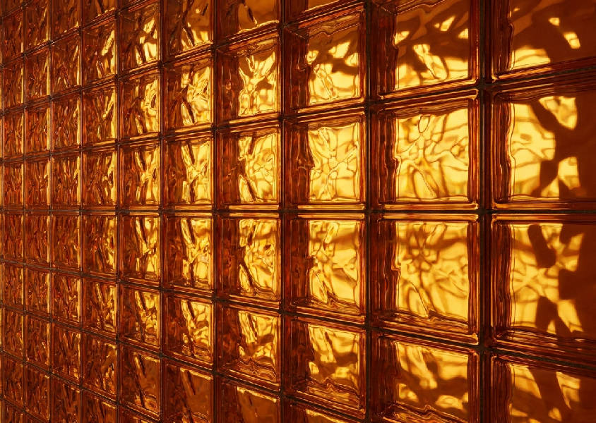 80-tals glasblock, solljus, kaustiska refraktioner, skuggor. Bärnsten, orange, terrakotta, geometrisk distorsion.