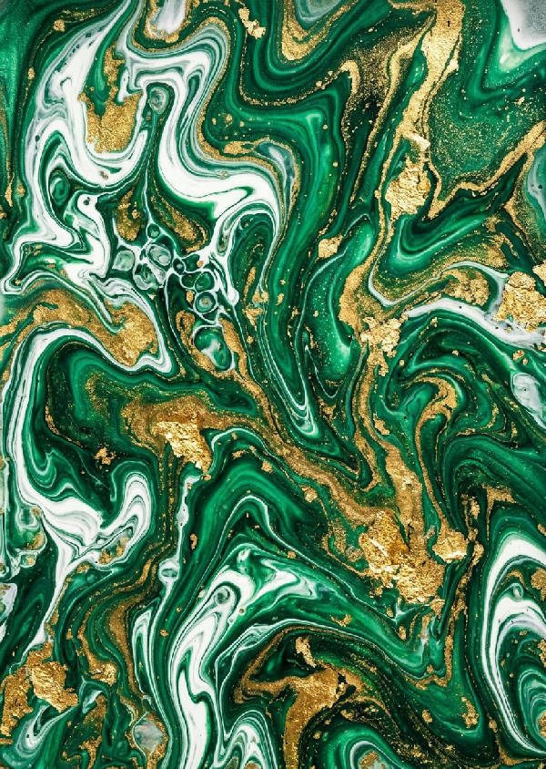 Närgången bild av abstrakt smaragdgrön marmor med flytande guldådringar och organiska virvlar.