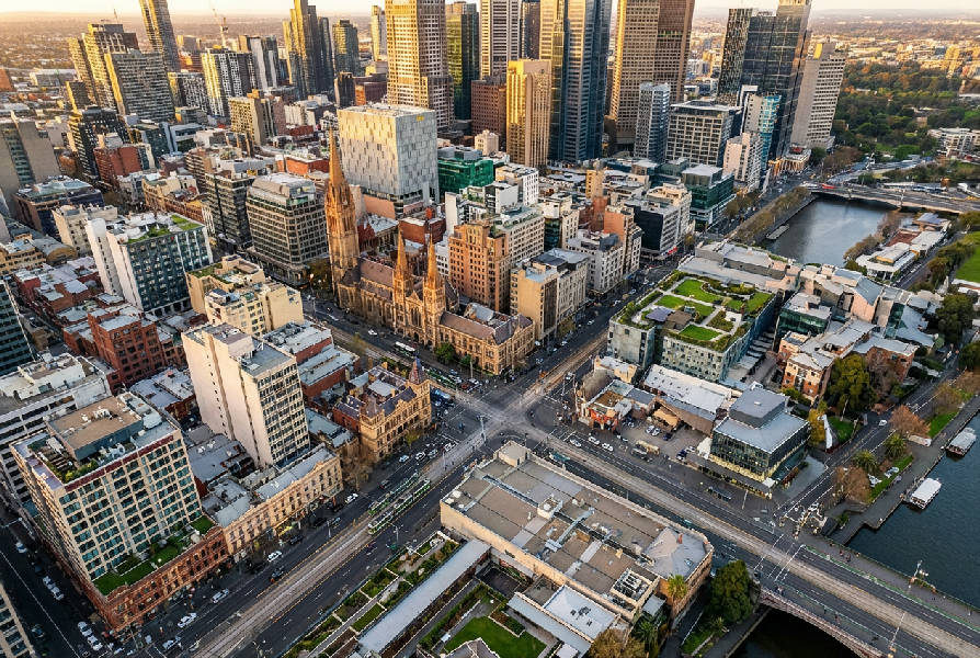 Konstnärligt fotorealistisk drönarbild över en gråskalig innerstad med höga byggnader sedda uppifrån