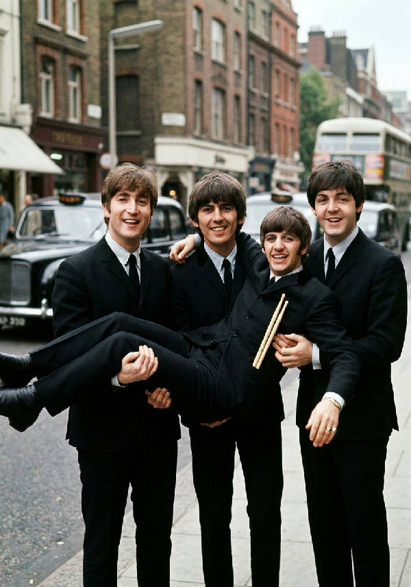 The Beatles håller Ringo Starr, svartvitt bandporträtt, tidigt sextiotal, studsiodiad