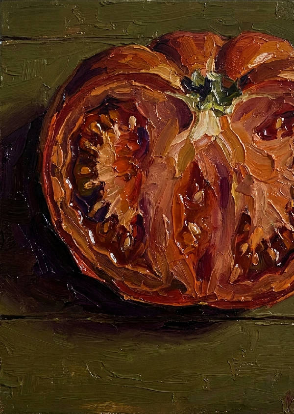 Impasto oljemålning av en halverad kulturtomat i karmin, sienna, ockra på mörkgrön. Chiaroscuro framhäver saftig insida.