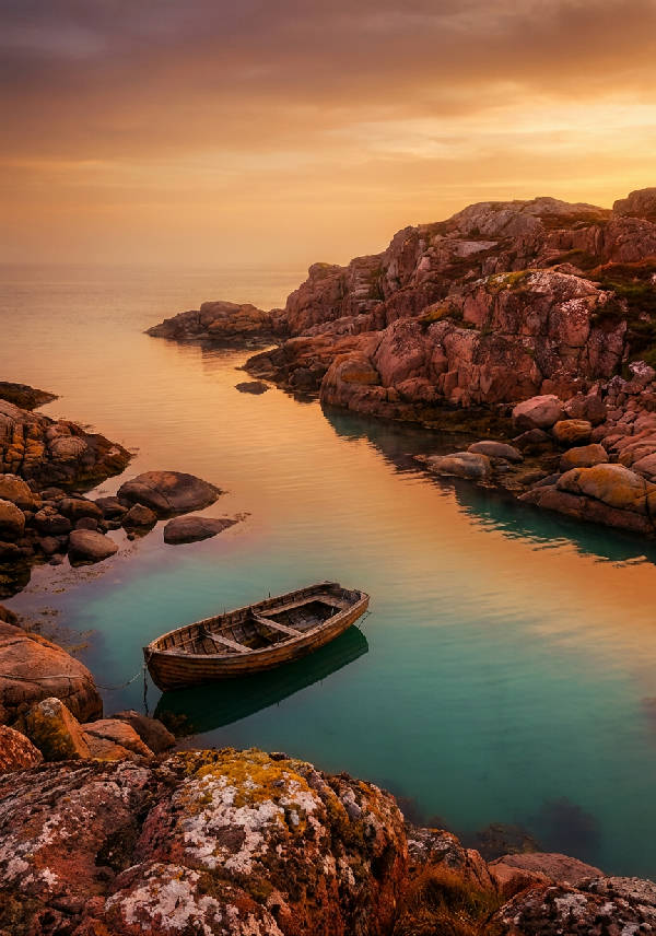 Fotorealistisk bild av en lugn kustlinje med släta, solbelysta klippor och stilla, klart vatten