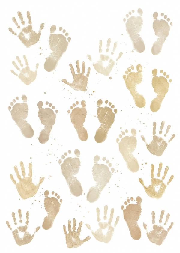 Närbild av en vit bakgrund med bebisens hand- och fotavtryck i olika nyanser av beige och jordfärger.