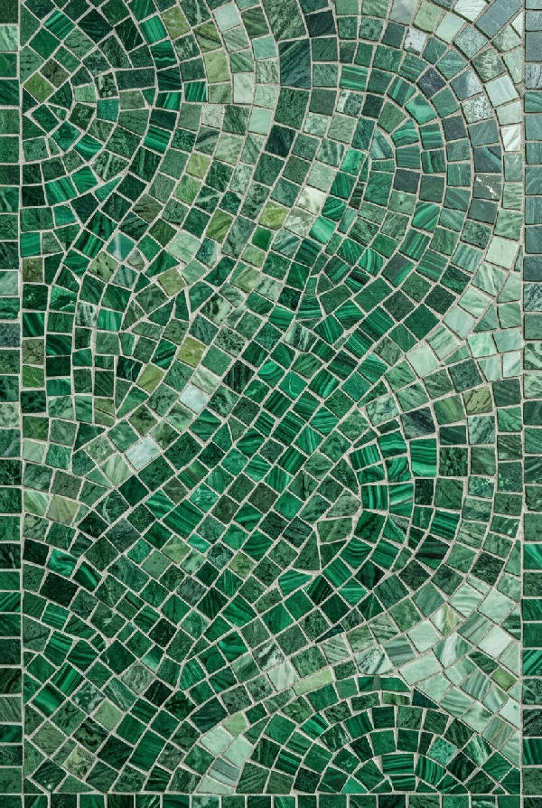 Närbild av ett mönster av gröna marmorplattor som bildar en dekorativ mosaik i porträttformat.