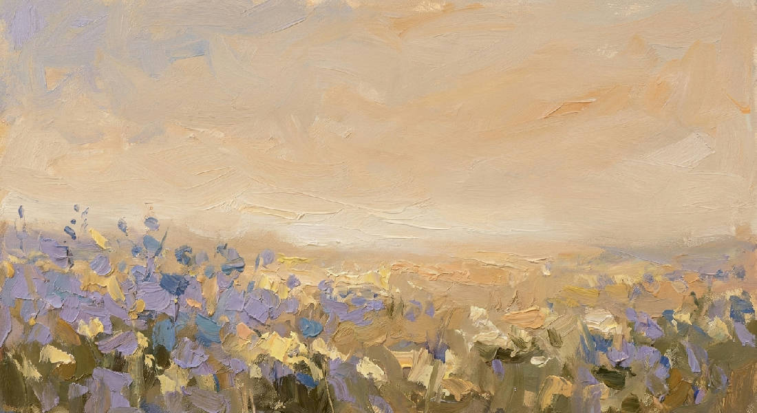 Impressionistisk vildblommaäng i solnedgång. Mjuka lila, blå, gula blommor. Texturerade penseldrag. Vid, tom beige himmel.