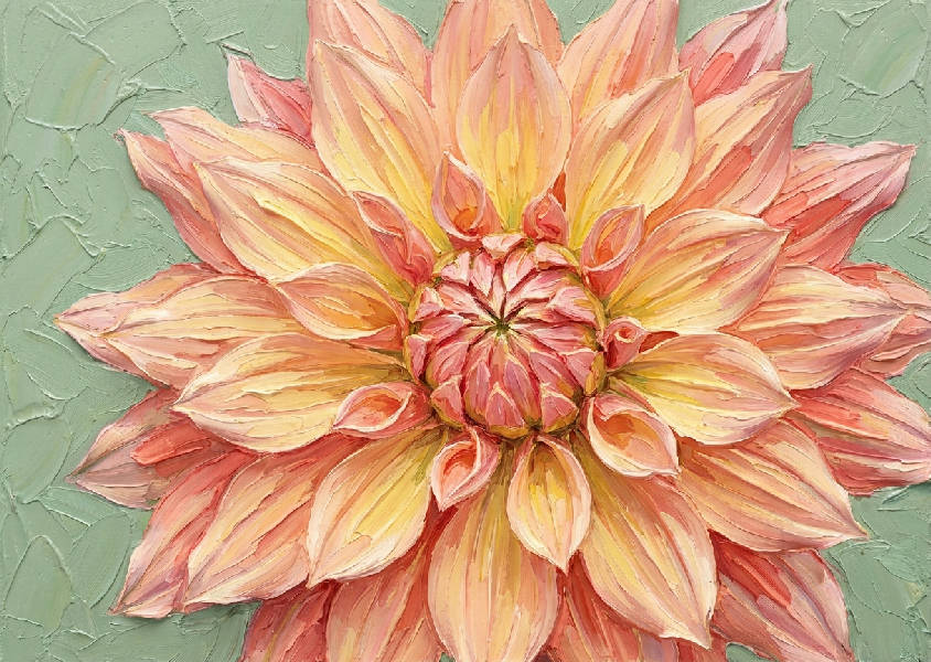 Närbild av en stor, blommande dahlia i rosa, persika och smörgult med tjocka, skulpturala penseldrag mot en mjukt grön bakgrund.