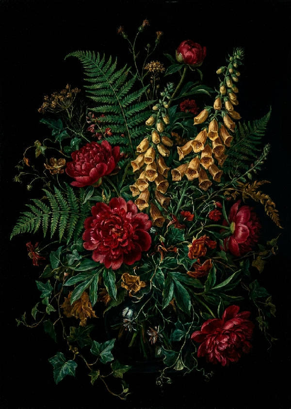 Mörk oljemålning av vildvuxna sommarblommor och ormbunkar i holländsk stil. Pioner, fingerborgsblommor och vildmurgröna i chiaroscuro-ljus.