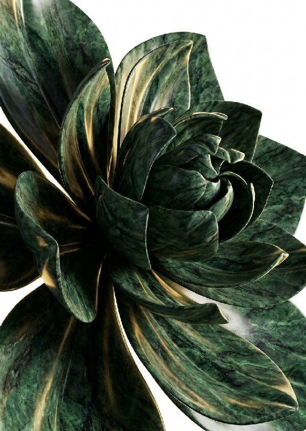 Närbild av ett abstrakt fraktalkonstverk som liknar en blommande blomma, gjord av skogsgrön marmor med mörka gröna ådror. Komplexa kronblad med djupa skuggor och starka högdagrar mot en ren vit bakgrund.