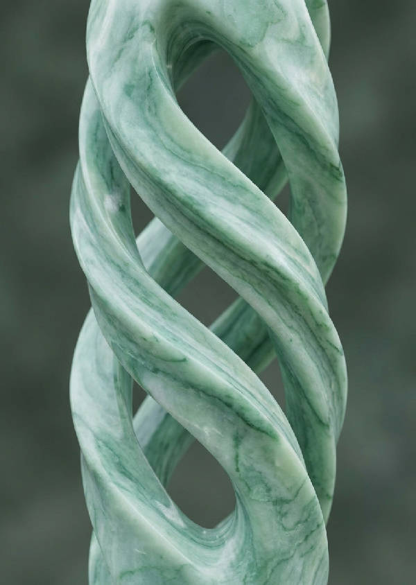 Närbild av en elegant fraktal skulptur av polerad mintgrön och jadegrön marmor, med flödande sammanvävda mönster och subtila färgvariationer. Mjukt diffust ljus.