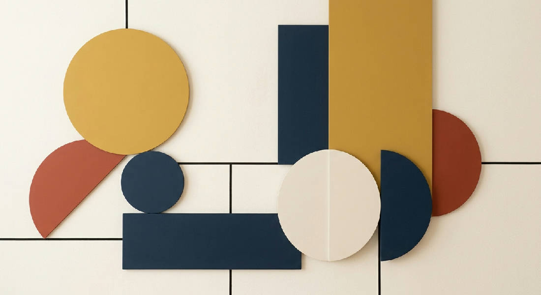 Abstrakt geometrisk design med cirklar, halvcirklar, rektanglar. Dämpad senapsgul, marinblå, terrakotta, benvit.