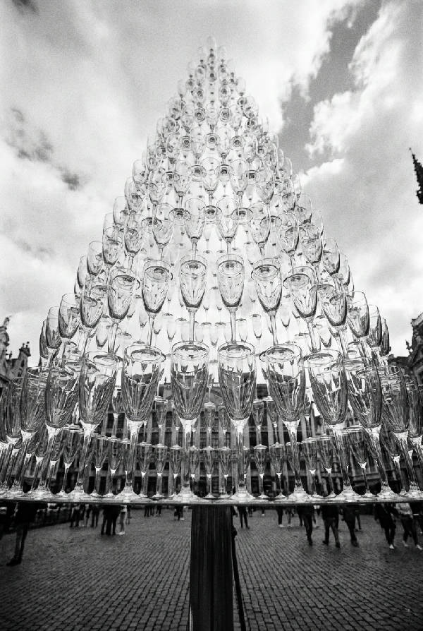 Fotorealistiskt svartvitt torn av champagneglas som reflekterar ljuset elegant och konstnärligt