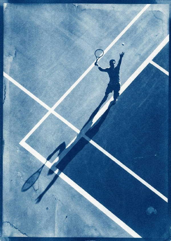 Abstrakt cyanotypkonst av tennisbana med geometriska linjer och spelares skugga i blått, vitt, indigo.