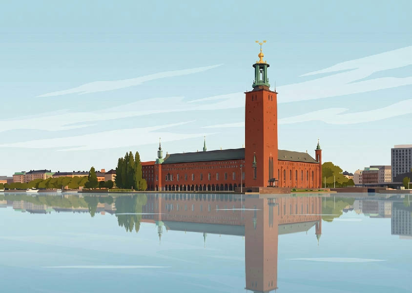 Panoramavy över Stockholms stadshus i rött tegel från Riddarfjärden, med lugnt vatten och tre gyllene kronor.