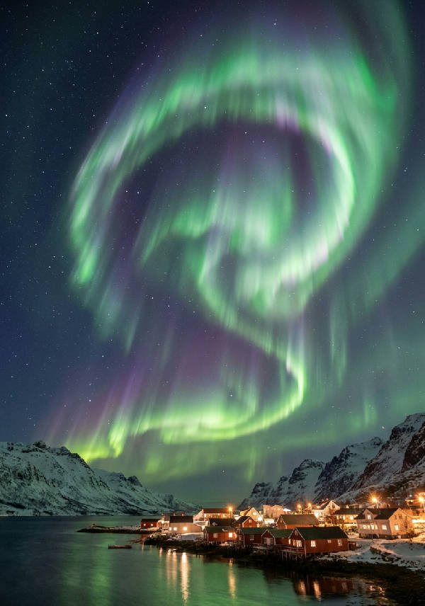 Hyperrealistiskt nattfotografi av norrsken format som en sovande drake över en isländsk by, med lila och gröna skalor av aurora.