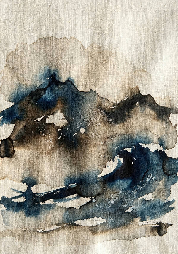 Abstrakt indigoblått och beiget akvarellkonstverk som liknar berg eller havsvågor på en texturerad linneduk.