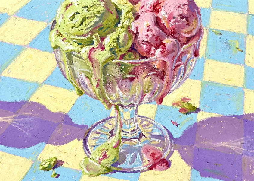 Tjockt texturerad pastellteckning av smältande pistagegrön och hallonrosa gelato i ett räfflat glascoupe på rutig yta med lila skuggor.