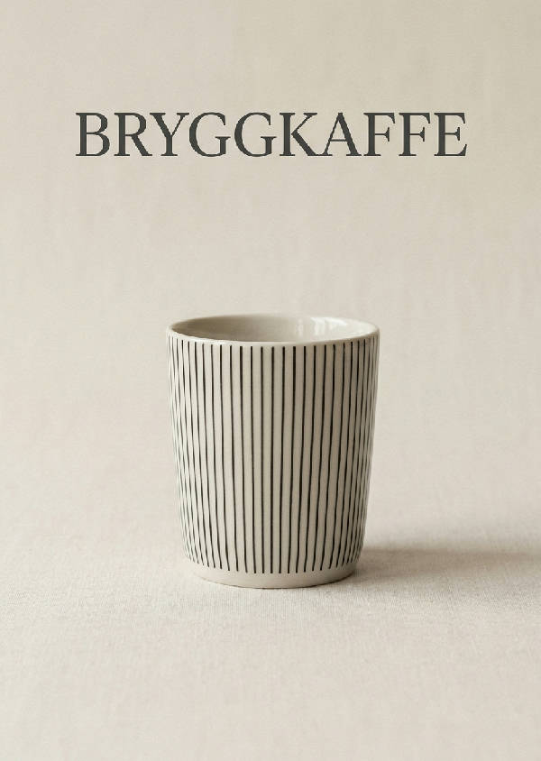 Minimalistisk kaffeposter med texten 'BRYGGKAFFE' över en vit kaffekopp med svarta ränder på en beige bakgrund, porträttorienterad.