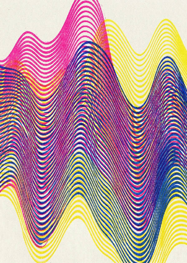 Abstrakt kinetisk ljudvåg i risograftryck med överlappande, rytmiska, vågiga linjer och moiré-mönster i fluorescerande rosa, ultramarinblått och gult.