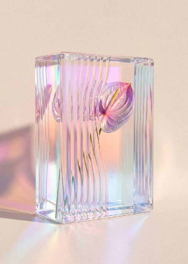 Hyperrealistiskt 3D-renderat porträtt av ett tjockt, ribbat, dikroiskt glasblock i eftermiddagssol. Ljus bryts till regnbågsfärger och gradienta skuggor på gipsbakgrund. En stiliserad anthuriumblomma syns suddigt bakom glaset.