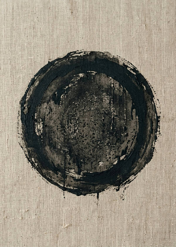 En minimalistisk, handritad wabi-sabi cirkel med oregelbundna kanter mot en mjukt texturerad bakgrund.