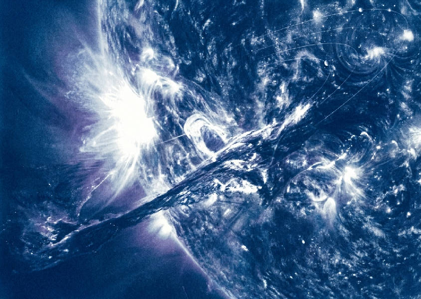 Abstrakt solflamma cyanotype. Djupblå bakgrund, glödande vita/indigo astronomiska bågar, stjärnspår, kosmiska dammönster.