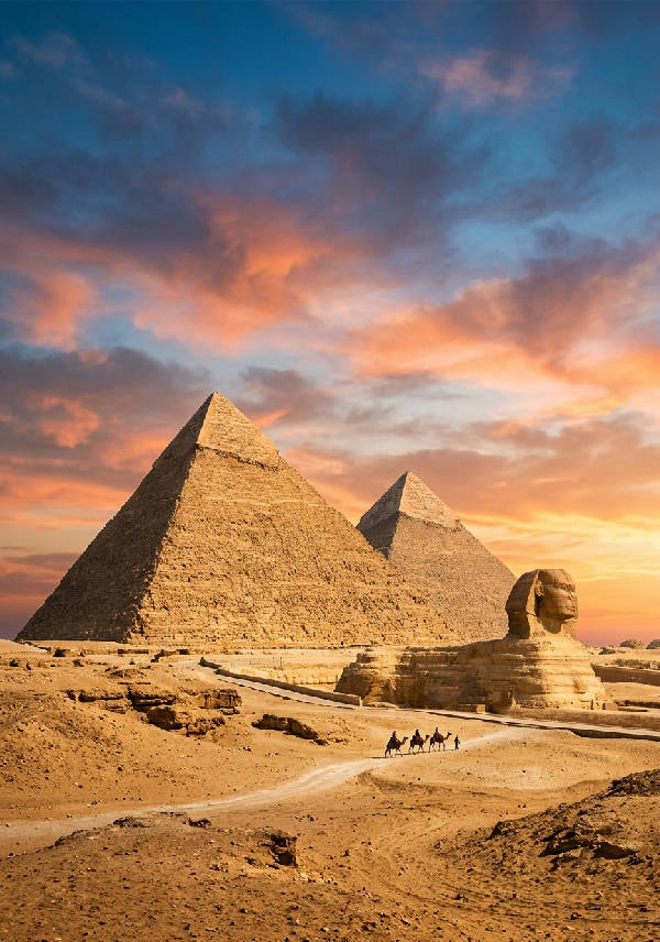 En ikonisk bild av pyramiderna i Giza som reser sig majestätiskt från den omgivande öknen under en solig himmel.