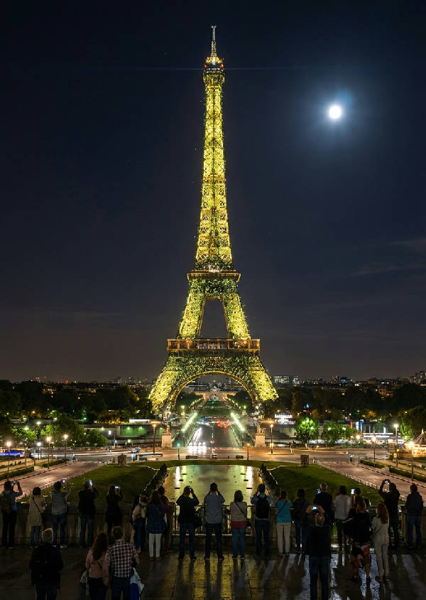 Hyperrealistisk nattbild av Eiffeltornet i Paris där varje järnbalk är ersatt av tusentals glödande eldflugor som bildar tornets exakta form, med turister nedanför som tar foton.