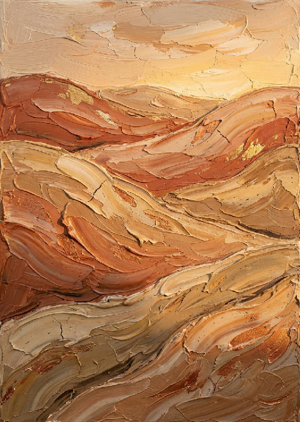 Hyperrealistiskt impasto-landskap med rullande kullar i terrakotta, sand och varm beige, synliga penseldrag och subtila metalliska fläckar som fångar gyllene solnedgångsljus.