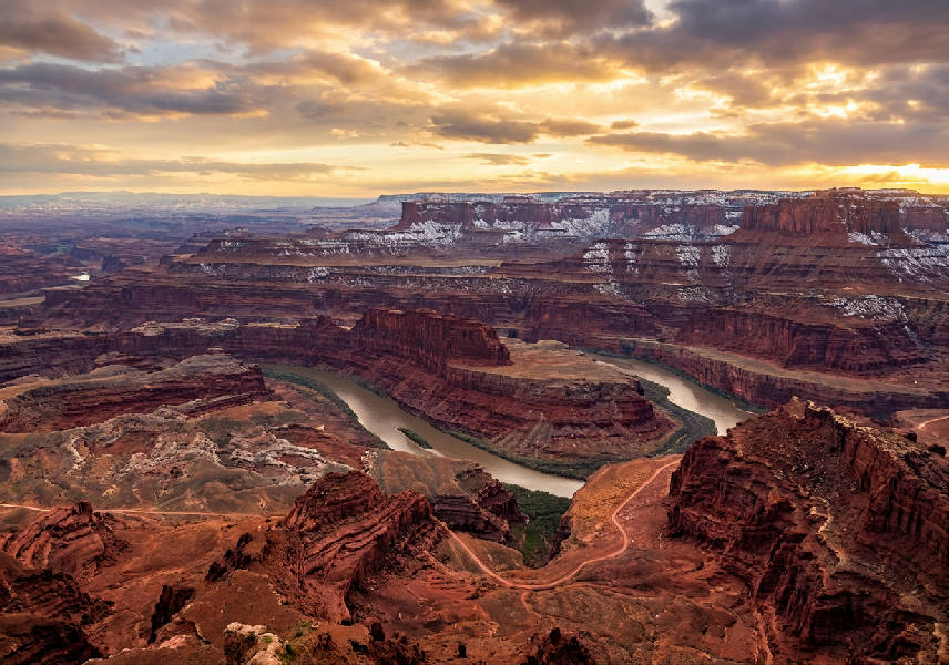 Vidsträckt fotorealistiskt amerikanskt landskap med frodiga gröna träd, berg i fjärran och en klarblå himmel.