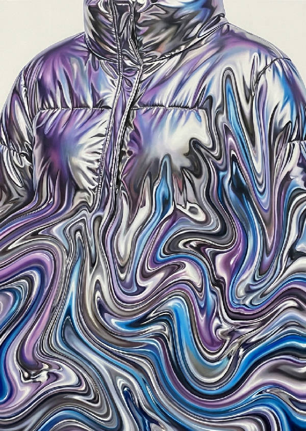 Hyperdetaljerad airbrush-målning av en futuristisk retro-cyberpunk pufferjacka som smälter till abstrakta vågor av flytande krom med iriserande lila, kromsilver och elektriskt blåa nyanser.
