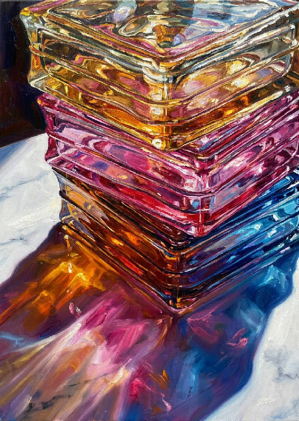 Närbild av tjocka Murano glasblock i oljemålning, med solljus som bryts i intensiva färger och skuggor på marmor, i retrofärgerna bärnsten, magenta och safirblått.