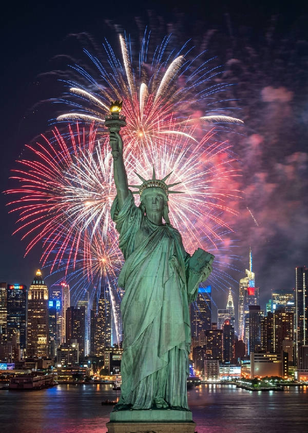 Hyperrealistiskt nattfotografi av Frihetsgudinnan med ett dramatisk fyrverkeri över New York Harbour.