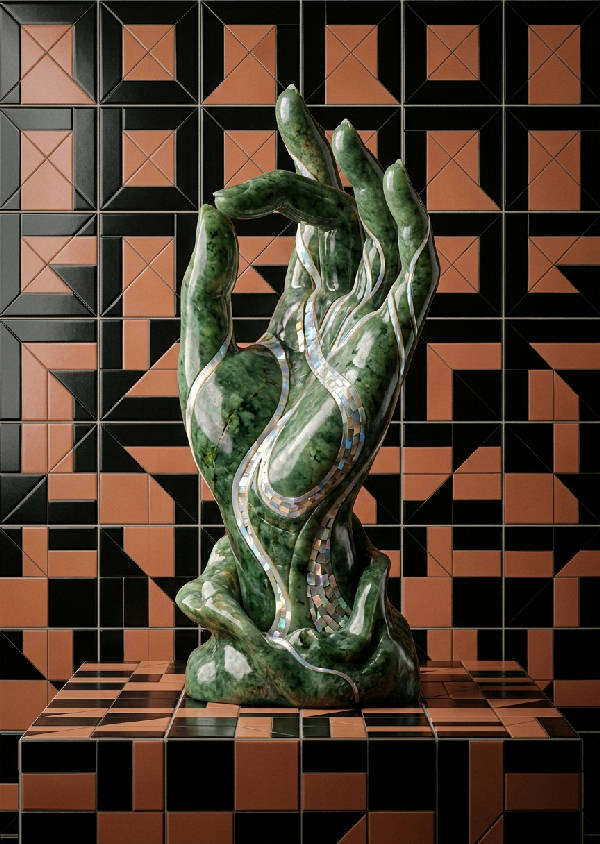 Abstrakt surrealistisk skulptur av en hand i polerad grön jade och iriserande pärlemor, mot ett geometriskt mönster av matta terrakotta och glansiga svarta plattor.