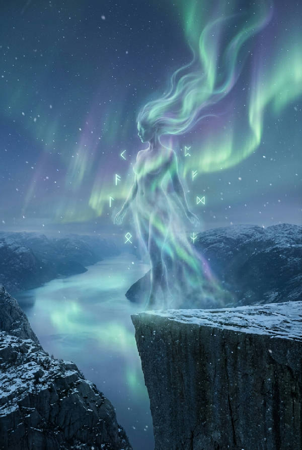En mystisk kvinnofigur av dimma och norrsken står på en klippa över en glödande fjord i skymningen med fallande snö och svävande runor.