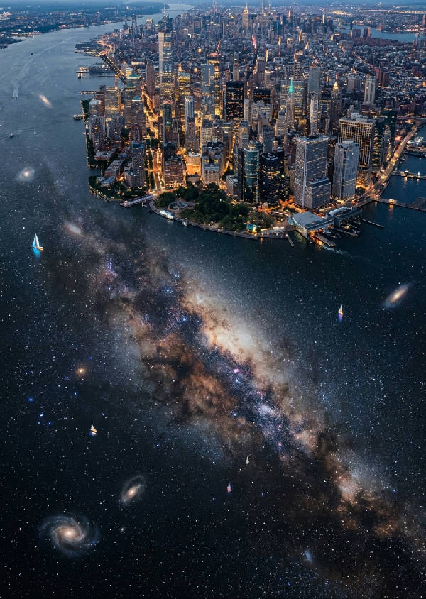 Hyperrealistisk flygbild av New York City med Hudsonfloden som en spegel av universum. Stjärnor, galaxer och skyskrapor syns i reflektionen, flytande i oändlig rymd med små båtar som seglar bland konstellationerna.