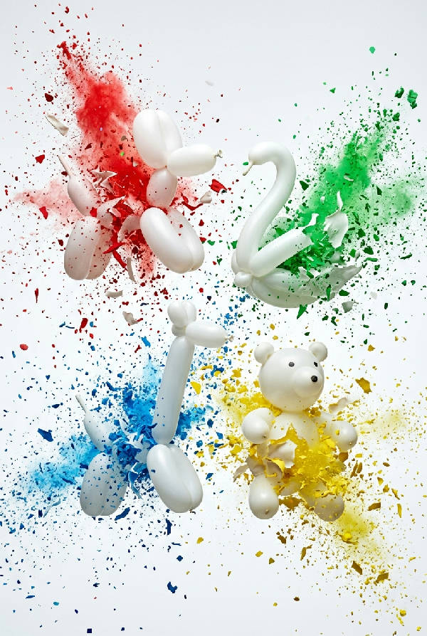 Abstrakt målning av fyra vita ballongdjur som exploderar i rött, grönt, blått och gult mot en vit bakgrund, skapar dynamiska färgstänk.