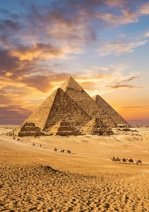 Ikoniskt porträttfoto av Giza-pyramiderna som reser sig majestätiskt ur den gula ökensanden under en klar himmel.