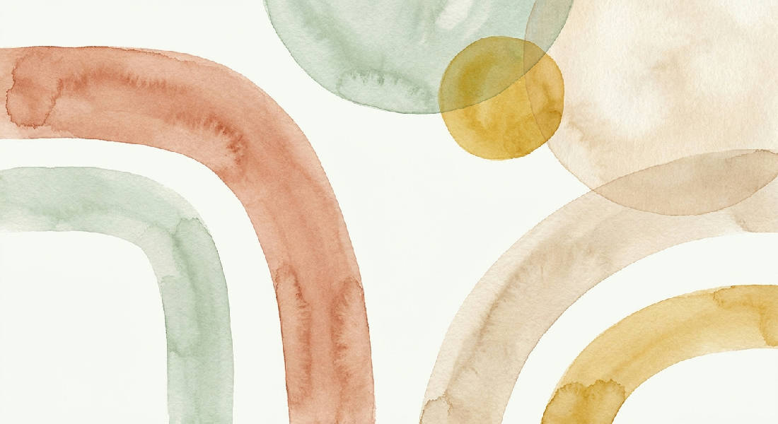 Minimalistisk abstrakt komposition med överlappande geometriska bågar och cirklar i milda akvarellfärger som terrakotta, salviagrön, senapsgul och varm beige. Mycket rent negativt utrymme. Stående format.