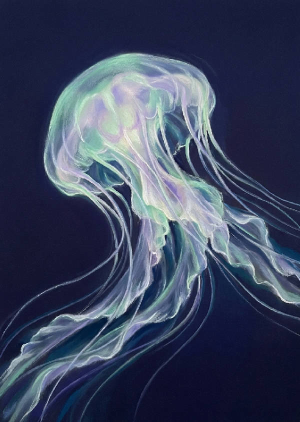 Mjuk pastellteckning av en skimrande manet som svävar fridfullt i ett oändligt tomrum, med flytande tentakler och bioluminiscent ljus, i nyanser av sjöskumgrönt, lavendel, pärlemorvitt och djupt indigo.