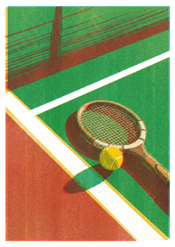 En risografitryckt illustration av ett hörn av en tennisbana i Kellygrön med en vit baslinje. Ett träracket och en ljusgul tennisboll vilar på marken. Långa skuggor kastas av en sena eftermiddagssol. Texturen är kornig och har lätt feljusterad färgåtergivning.