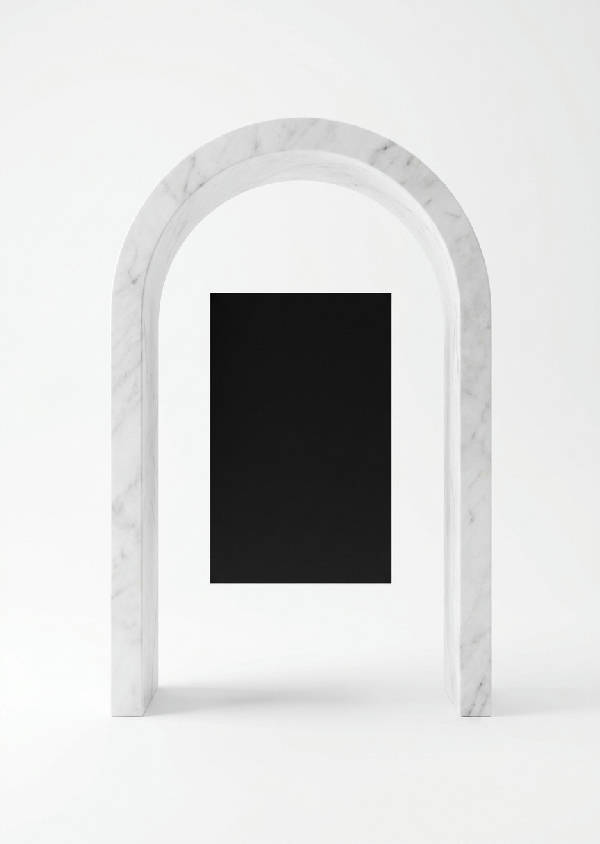 Minimalistisk konst med en vit marmorbåge och en svart geometrisk form i ett rent vitt studiorum, porträttorienterad.