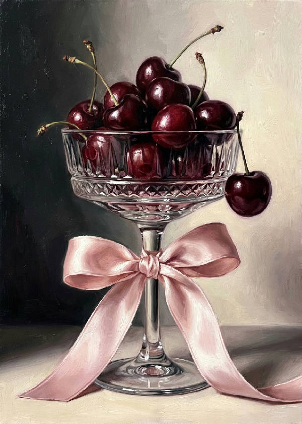 Detaljerad oljemålning av ett kristallglas fyllt med mörkröda körsbär, med ett rosa sidenband knutet runt foten. Mörka skuggor och ljuspunkter framhäver texturen.
