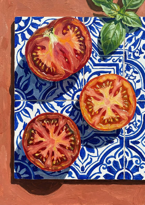 Tre skivade tomater i gouache-stil på en blåvit kakelplatta, med starka skuggor och livliga färger.