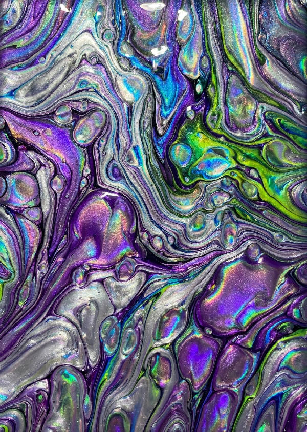Abstrakt akrylhällning med virvlande holografisk lila, flytande silver, elektrisk blå och giftig grön. Marmorerade ådror och glansiga cellformationer i porträtt.