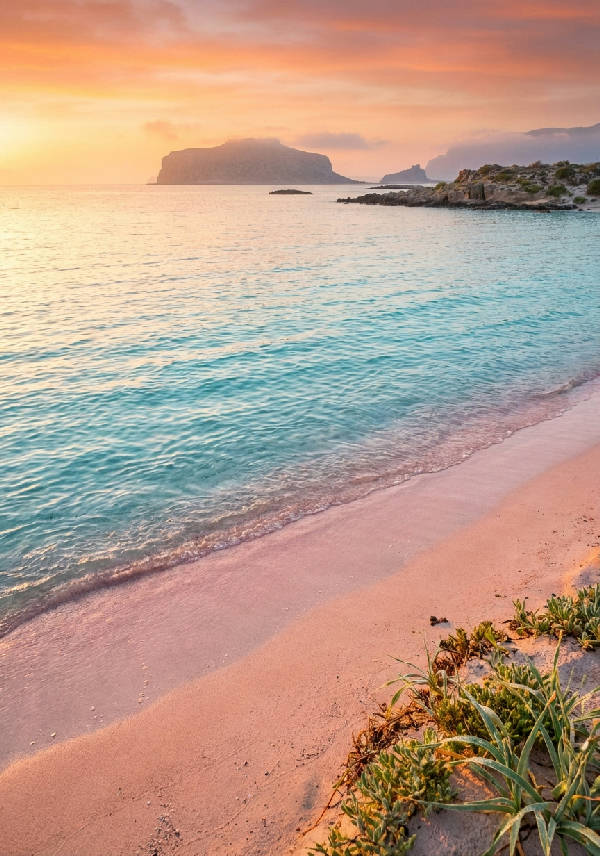 Hyperrealistiskt fotografi av Elafonissi Beach i soluppgången med rosa sand och turkos lagun