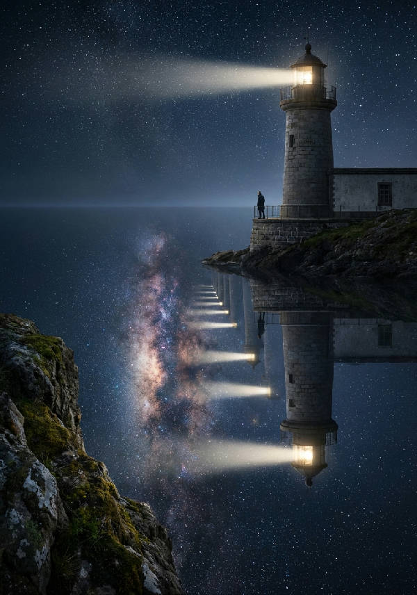 Hyperrealistisk bild av ensam fyr på klippa, spegelblankt hav reflekterar stjärnhimmel, person på balkong ser ner i kosmos