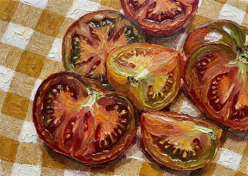 Impasto oljemålning i stående format av skivade heirloom-tomater på en senapsgul och vitrutig picknickduk.