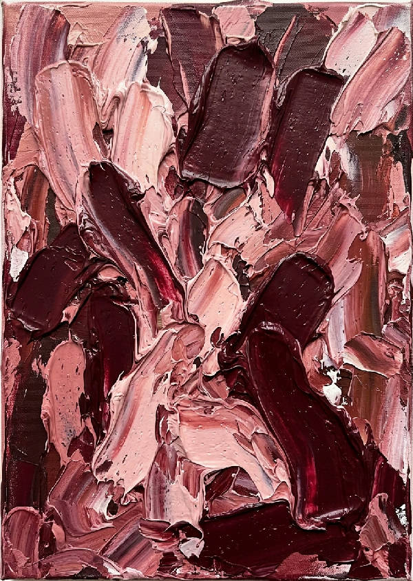 Abstrakt vertikal bild med tjock, bubblig 3D-struktur i nyanser av vinrött, rosa och lila. Mjuka övergångar skapar djup.